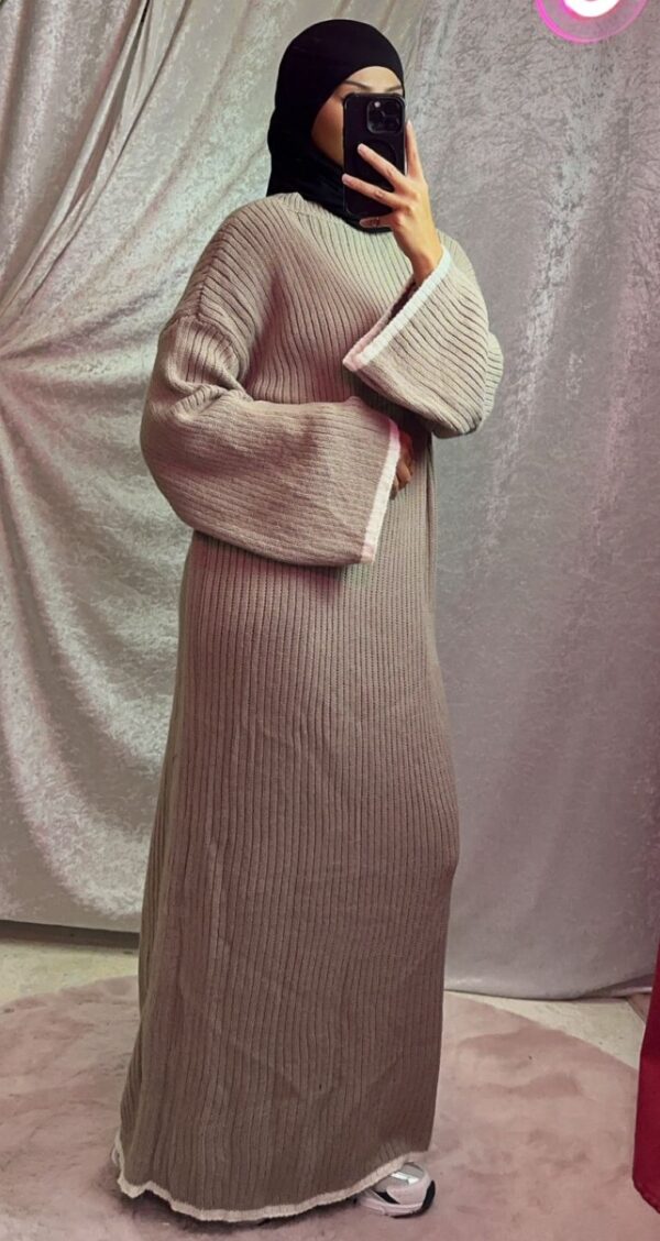 ROBE BEIGE CONTOUR BLANC